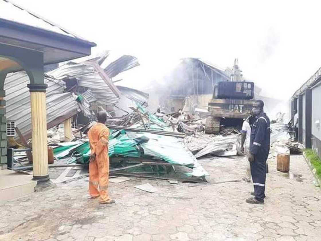 Wike ya jagoranci rushe wasu manyan Otal 2 da suka karya dokar kulle a Fatakwal (Hotuna) Wike ya jagoranci rushe wasu manyan Otal 2 da suka karya dokar kulle a Fatakwal (Hotuna)