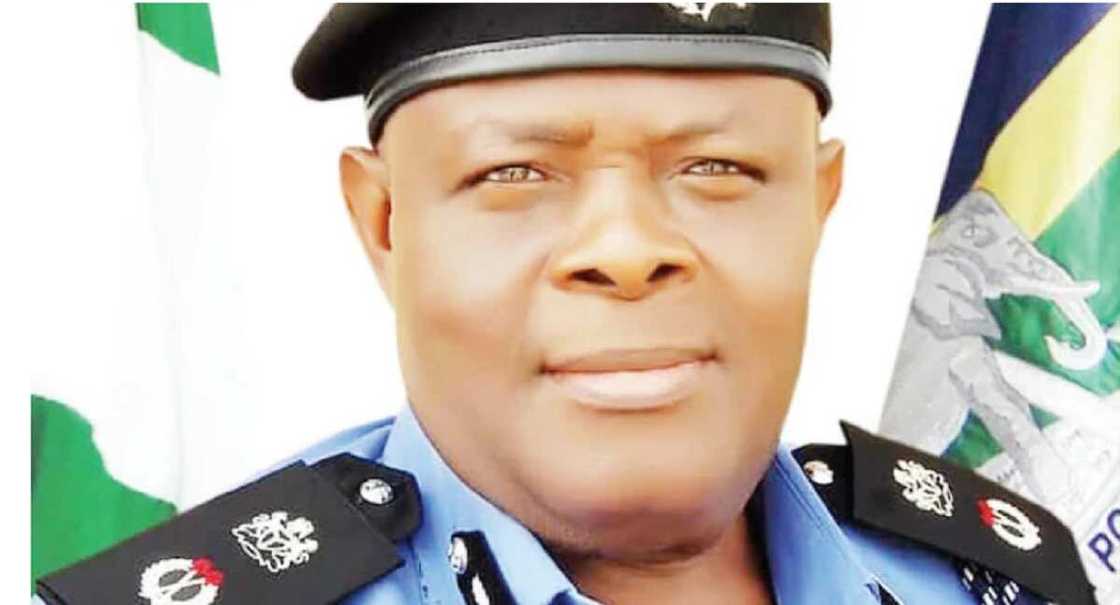 Me ya yi zafi: Saurayi ya bi buduwarsa har wurin alibidi ya buɗe wa baƙi wuta da bindigarsa Me ya yi zafi: Saurayi ya bi buduwarsa har wurin alibidi ya buɗe wa baƙi wuta da bindigarsa