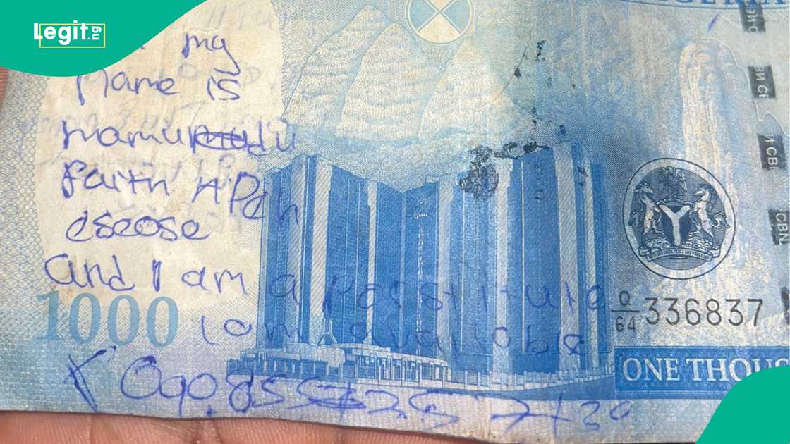 Man displays worrying advert he saw on N1,000 note. Man displays worrying advert he saw on N1,000 note.