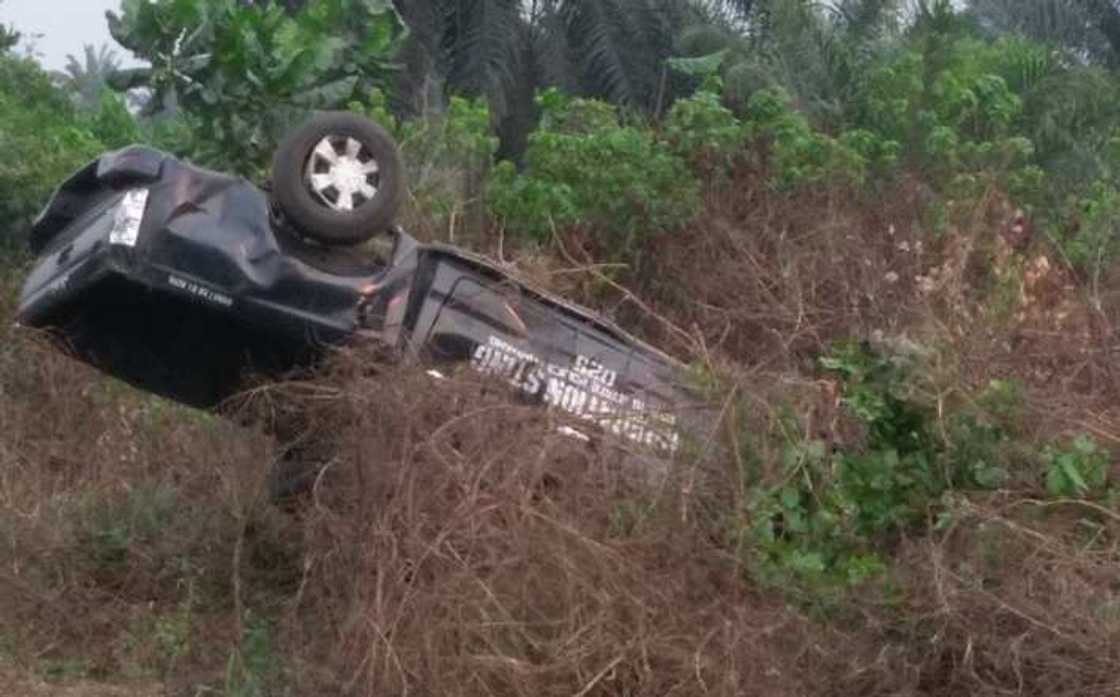 Motar 'yan sanda ta kife yayin tsere da wata motar haya, biyu sun mutu nan take Motar 'yan sanda ta kife yayin tsere da wata motar haya, biyu sun mutu nan take