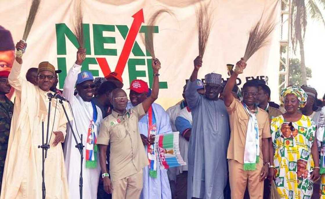 Cikaken jerin sunayen gwamnoni 22 da INEC ta sanar - APC 13, PDP 9 Cikaken jerin sunayen gwamnoni 22 da INEC ta sanar - APC 13, PDP 9