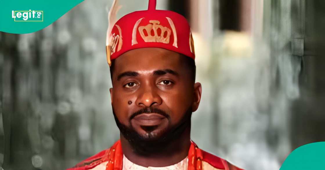 Uzor Arukwe meets fan at restaurant, calls her "achalugo" Uzor Arukwe meets fan at restaurant, calls her "achalugo"