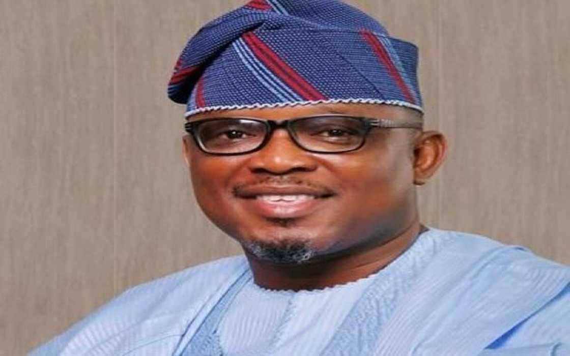 Yadda 'yan daba suka sace takardun makaranta na, fasfoti da kayan abinci - Dan majalisa Yadda 'yan daba suka sace takardun makaranta na, fasfoti da kayan abinci - Dan majalisa