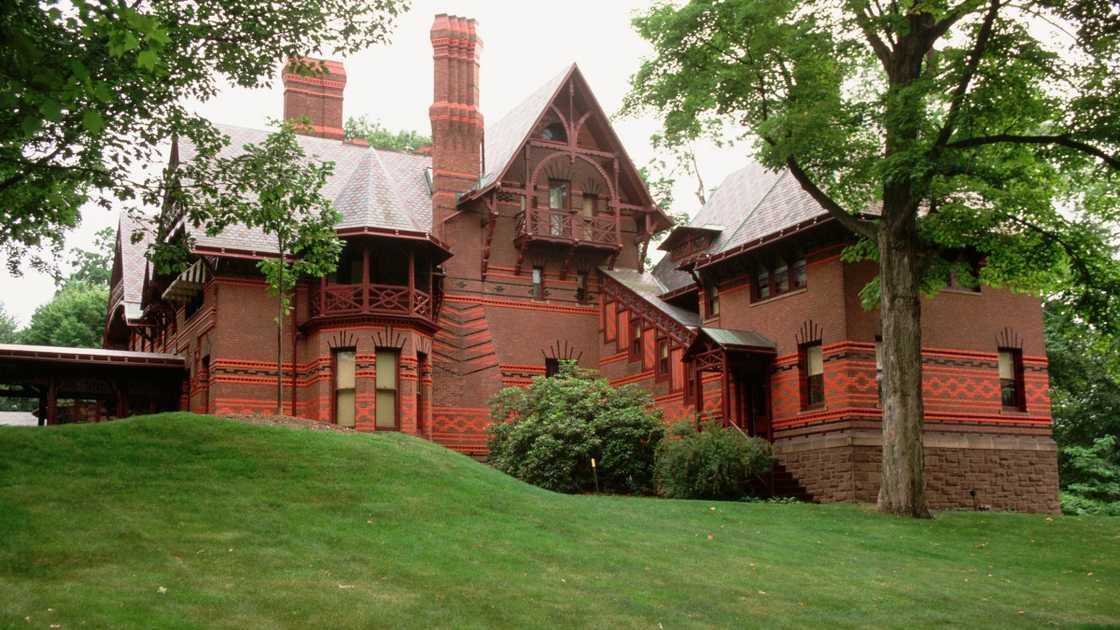 A side view of the Mark Twain House.