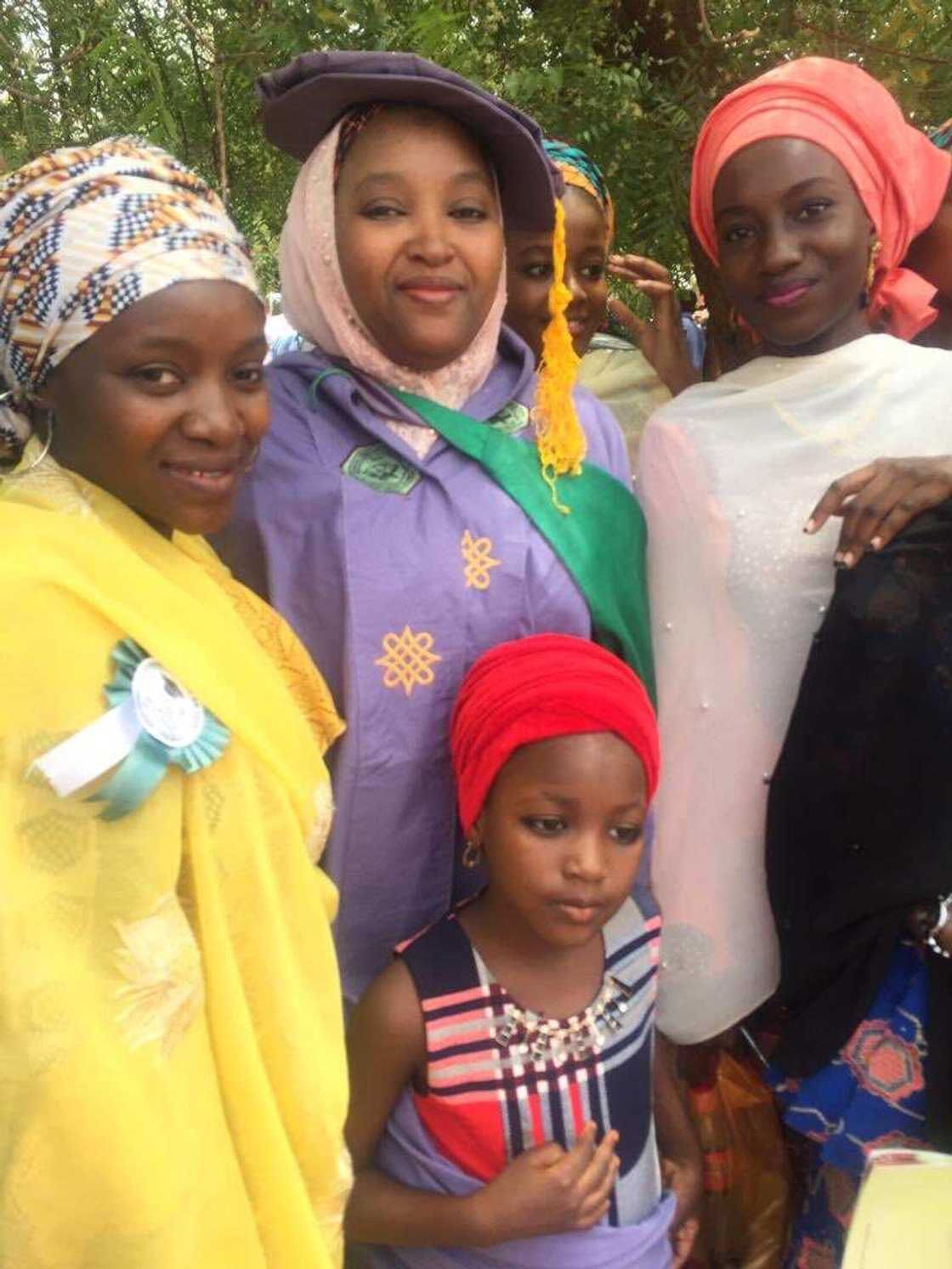 Wata uwar yara 8 mai shekara 45 ta samu digiri na uku daga jami’ar Usman Dan Fodio Wata uwar yara 8 mai shekara 45 ta samu digiri na uku daga jami’ar Usman Dan Fodio