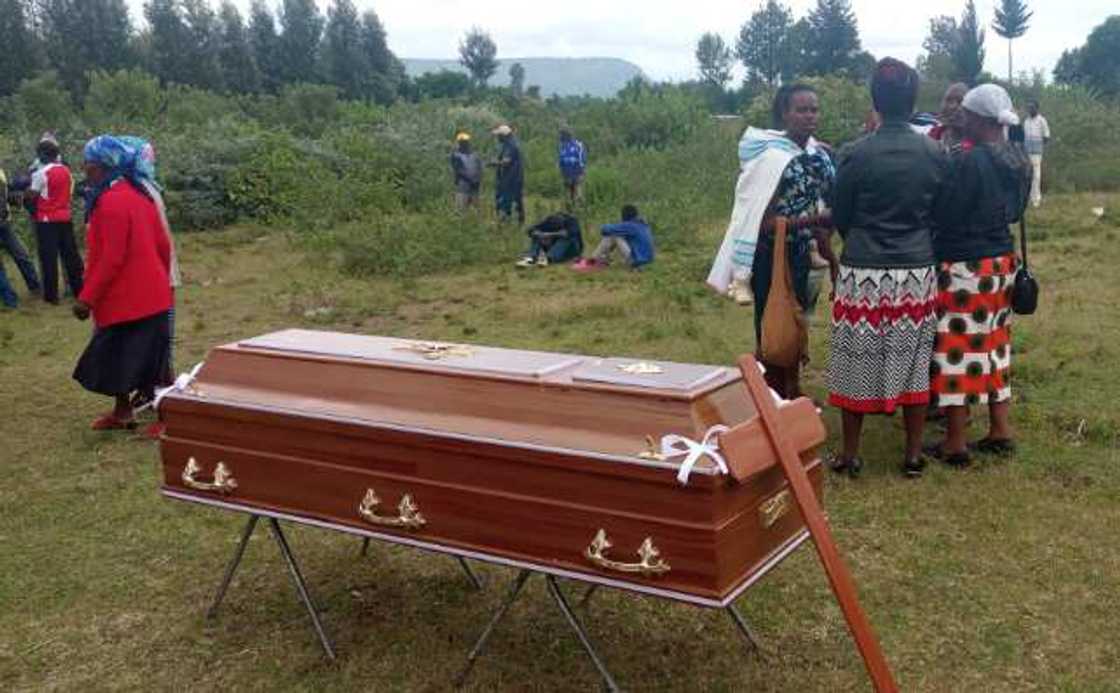 Me yankan kauna: Mata ta fada cikin kabarin mijinta don hana binne shi, hotuna Me yankan kauna: Mata ta fada cikin kabarin mijinta don hana binne shi, hotuna