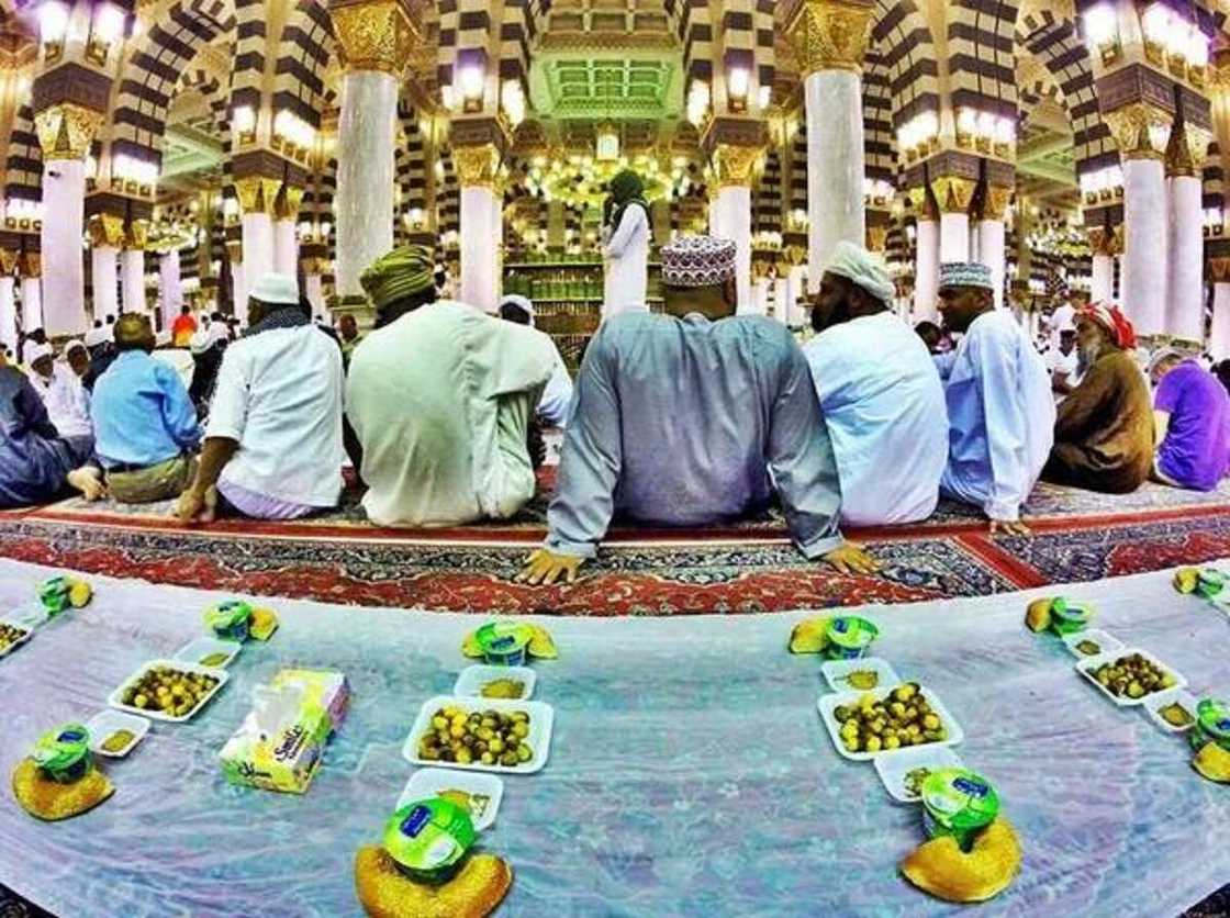 Azumin Ramadana: Saudiyya ta hana sahur da buda-baki a masallatan ƙasar Azumin Ramadana: Saudiyya ta hana sahur da buda-baki a masallatan ƙasar