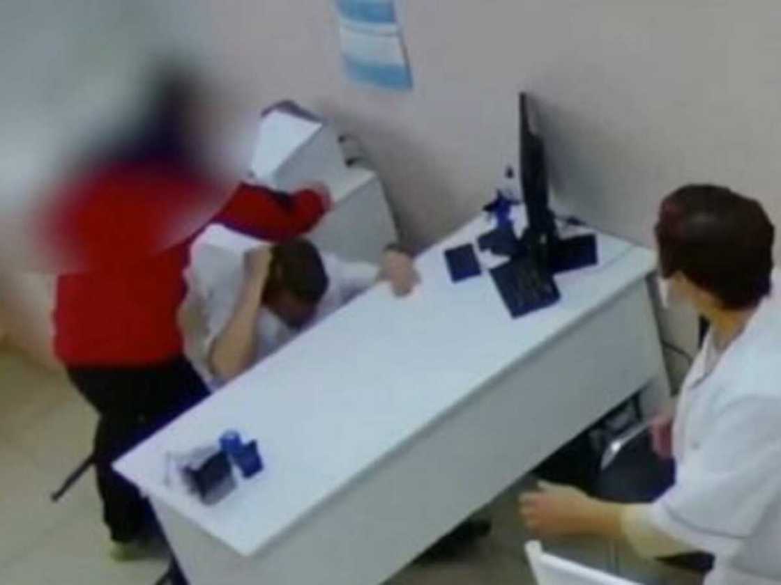 Magidanci Ya Naɗa Wa Likitan Fata Mugun Duka Saboda Yaba Kyawun Fatar Matarsa Magidanci Ya Naɗa Wa Likitan Fata Mugun Duka Saboda Yaba Kyawun Fatar Matarsa