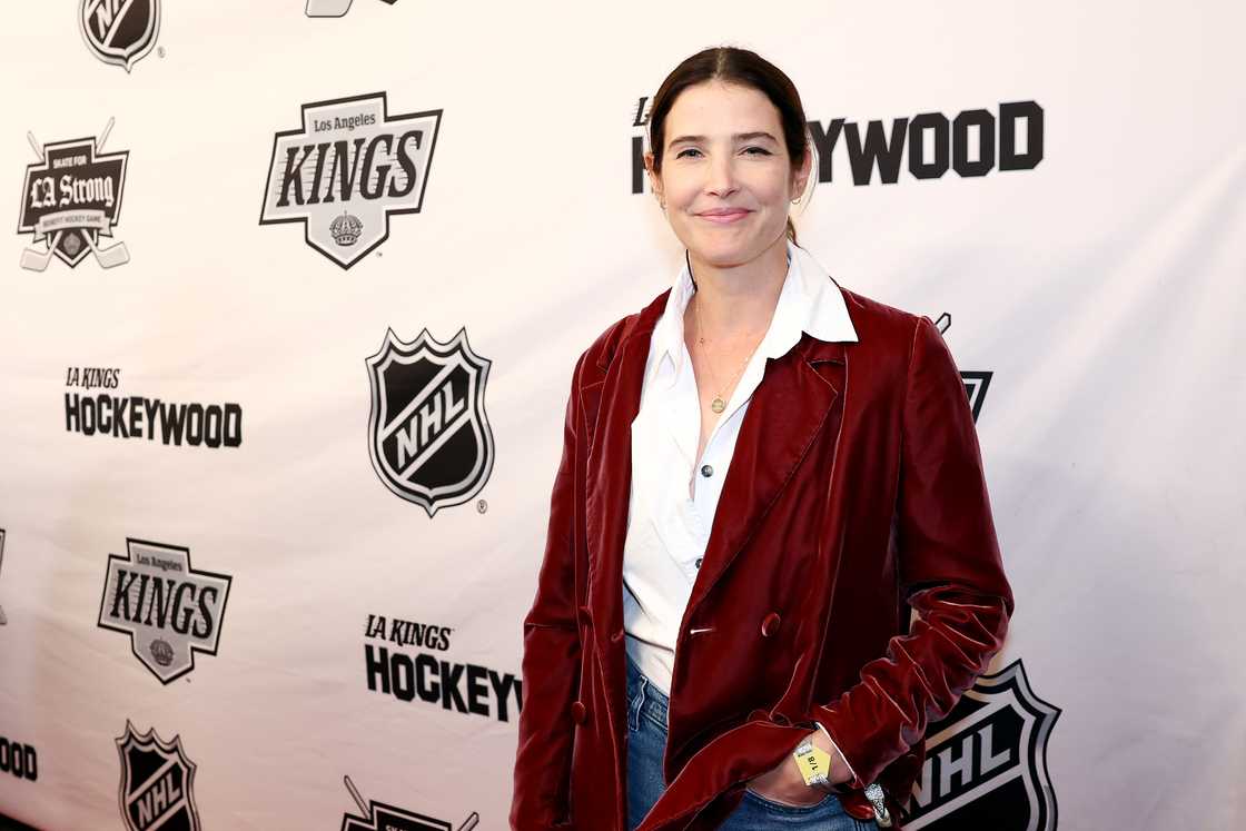 Head coach Cobie Smulders of Team Red arrives on the red carpet during the Skate For LA Strong event at Crypto.com Arena in Los Angeles