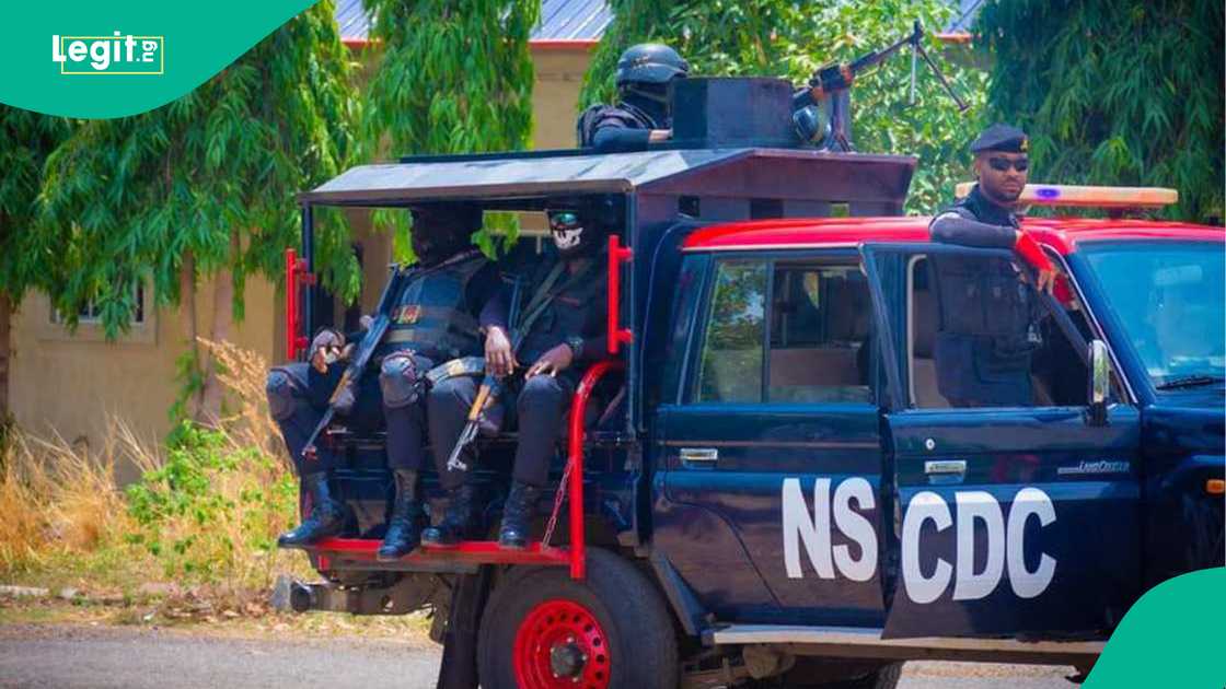 Fusatattun matasa sun kone ofishin NSCDC tare da kashe mutane 3 Fusatattun matasa sun kone ofishin NSCDC tare da kashe mutane 3