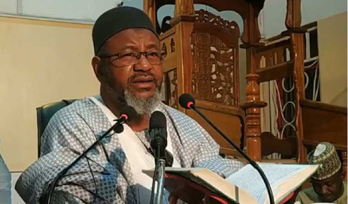 Dokta Bashir: Idan mutum ya saki matarsa a shirin fim to ya saki matarsa ta gida ne Dokta Bashir: Idan mutum ya saki matarsa a shirin fim to ya saki matarsa ta gida ne