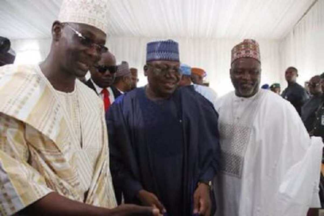Dangote, Ahmad Lawan da wasu manyan Najeriya sun hallarci daurin auren diyar Gwamna Sule (Hotuna) Dangote, Ahmad Lawan da wasu manyan Najeriya sun hallarci daurin auren diyar Gwamna Sule (Hotuna)
