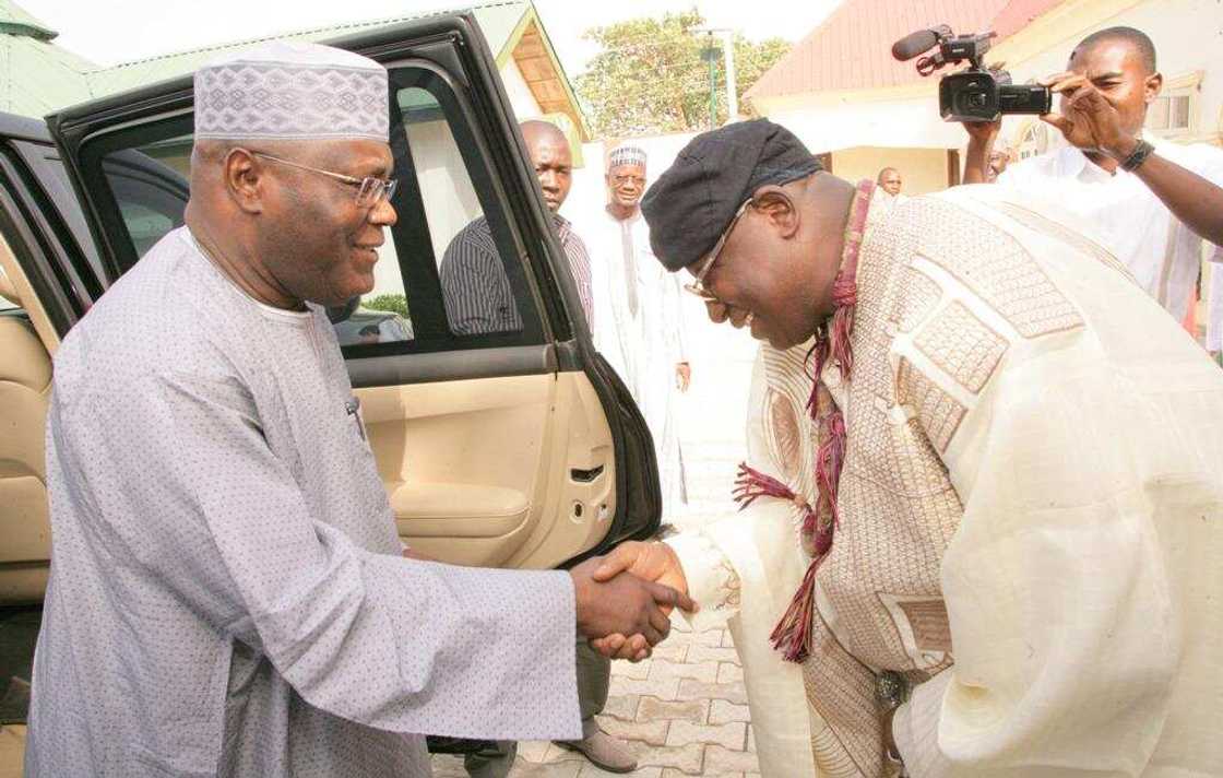 Atiku tare da Hama Bachama yayin da ya kai wata ziyara fadarsa Atiku tare da Hama Bachama yayin da ya kai wata ziyara fadarsa