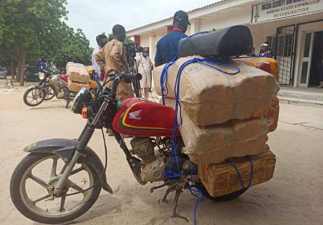 An cafke 'yan aiken 'yan Boko Haram su hudu dauke da jarkokin man fetur 34 An cafke 'yan aiken 'yan Boko Haram su hudu dauke da jarkokin man fetur 34