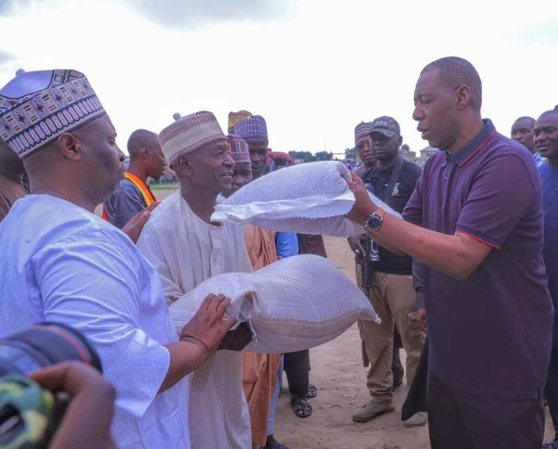 Gwamna Zulum ya kaddamar da sabon rabon tallafi Gwamna Zulum ya kaddamar da sabon rabon tallafi