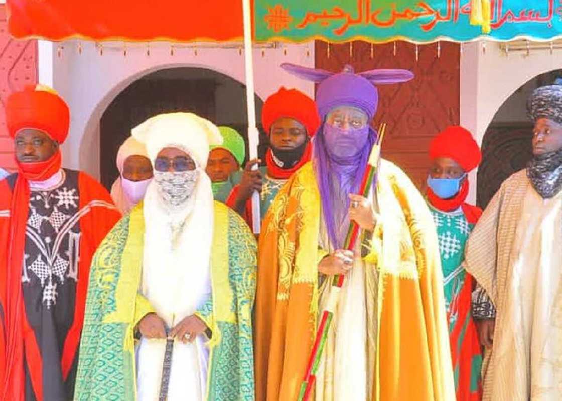 Bidiyo da hotunan sabon sarkin Zazzau ya kai wa sarkin Kano, Aminu Bayero, ziyara Bidiyo da hotunan sabon sarkin Zazzau ya kai wa sarkin Kano, Aminu Bayero, ziyara