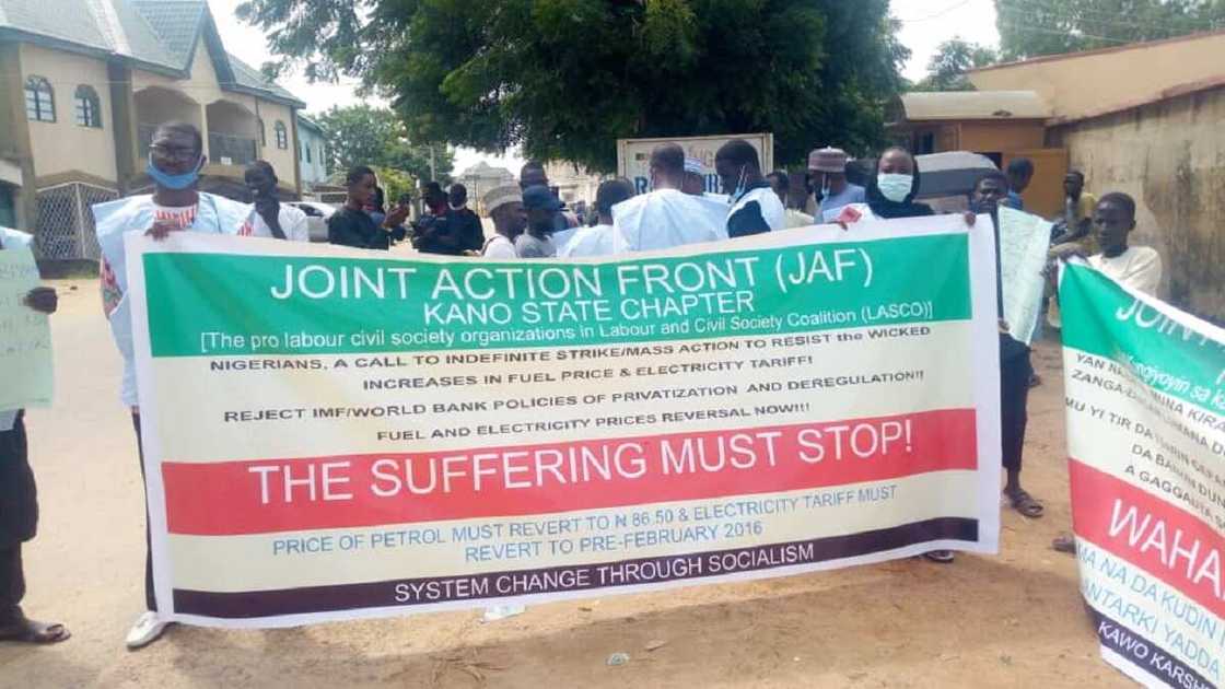 Tsadar rayuwa: Jami'an tsaro sun hana yin zanga-zanga a Kano (Hotuna) Tsadar rayuwa: Jami'an tsaro sun hana yin zanga-zanga a Kano (Hotuna)