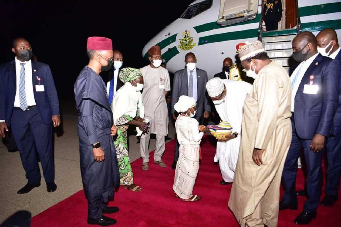 Yanzu-Yanzu: Buhari ya sauka a Kaduna bayan dawowa kai tsaye daga Gambiya Yanzu-Yanzu: Buhari ya sauka a Kaduna bayan dawowa kai tsaye daga Gambiya