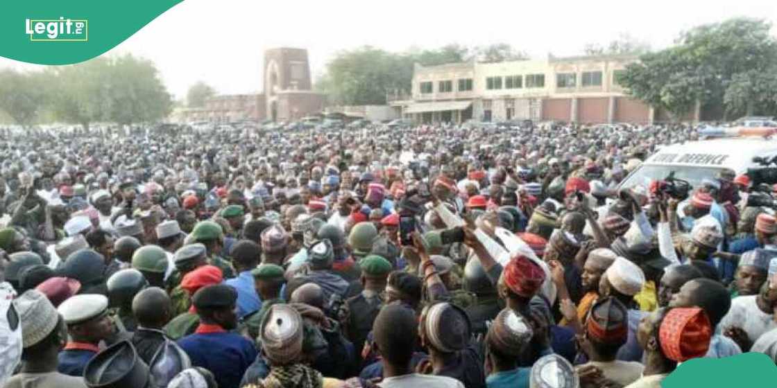 Kusoshin gwamnati da dama sun halarci jana'izar marigayi Na'Abba Kusoshin gwamnati da dama sun halarci jana'izar marigayi Na'Abba