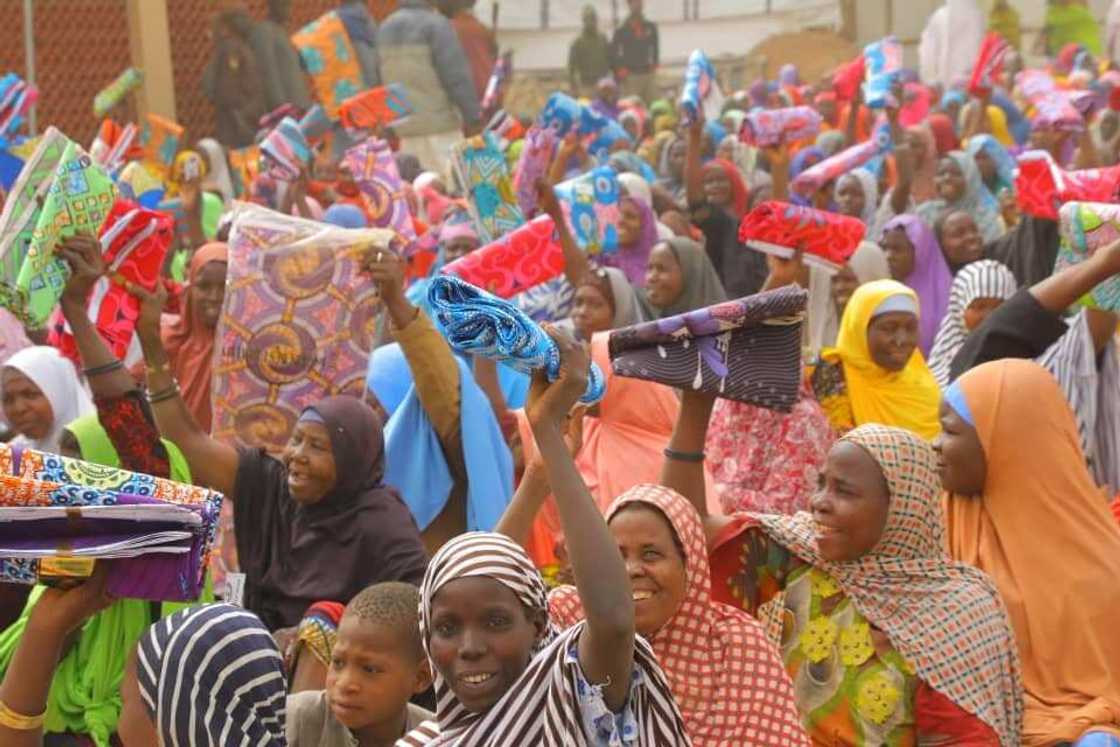 Gwamna Zulum ya yiwa al’umman Damboa sha-tara ta arziki, mutane 20,000 sun amfana Gwamna Zulum ya yiwa al’umman Damboa sha-tara ta arziki, mutane 20,000 sun amfana