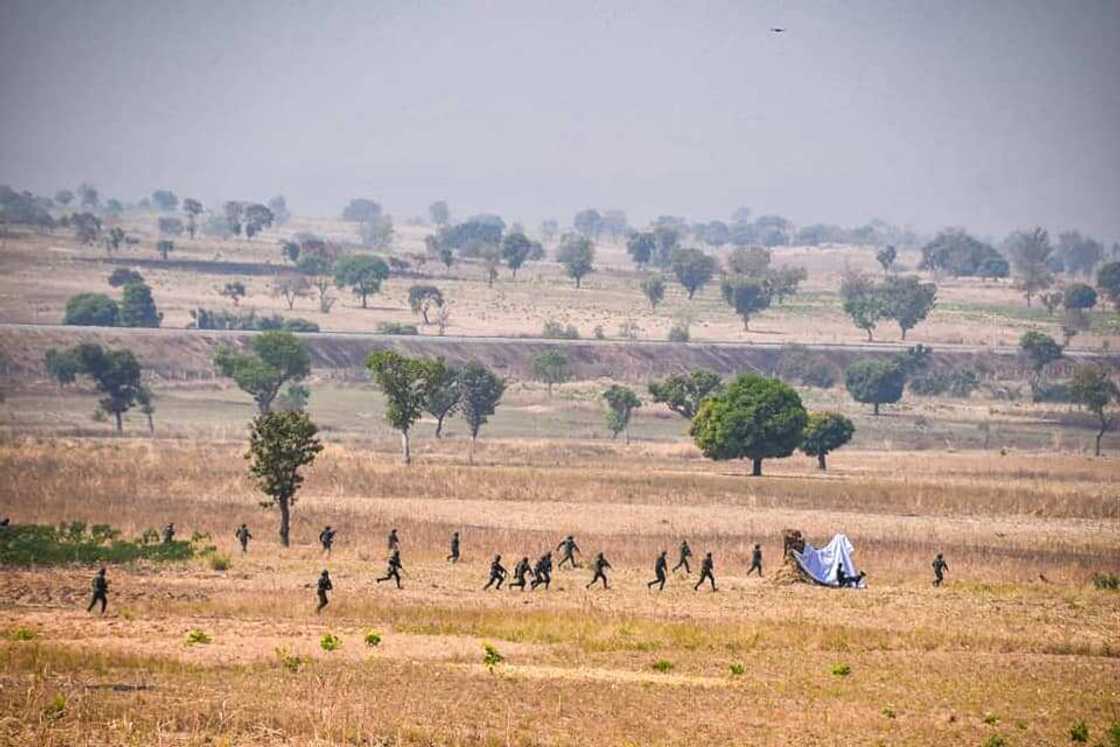 Jami'an sojin sama sun gudanar da atisayen ceton mutanen da aka sace a titin Kaduna-Abuja Jami'an sojin sama sun gudanar da atisayen ceton mutanen da aka sace a titin Kaduna-Abuja