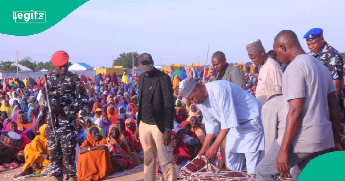 Gwamnan Borno Babagana Zulum yana jawabi a wurin rabon tallafin kayan abinci a Dikwa