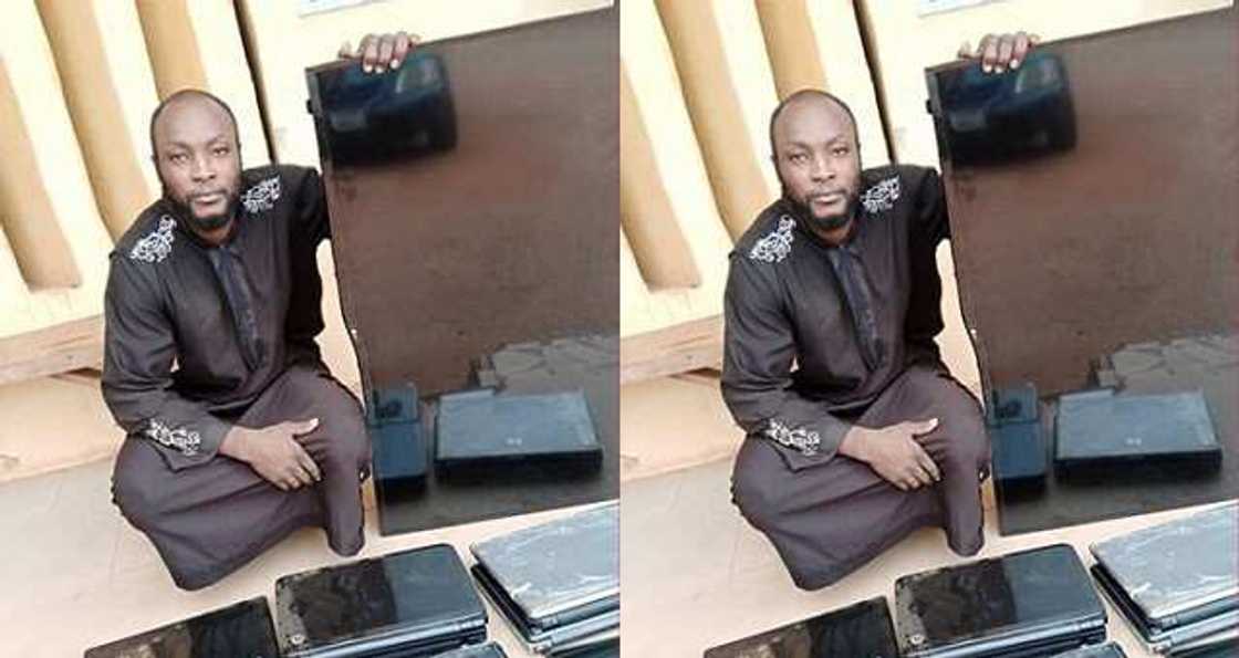 'Yan sanda sun damke dan fashi yayain da yayi yunkurin yi wa mai takaba fyade a gaban 'ya'yanta 'Yan sanda sun damke dan fashi yayain da yayi yunkurin yi wa mai takaba fyade a gaban 'ya'yanta