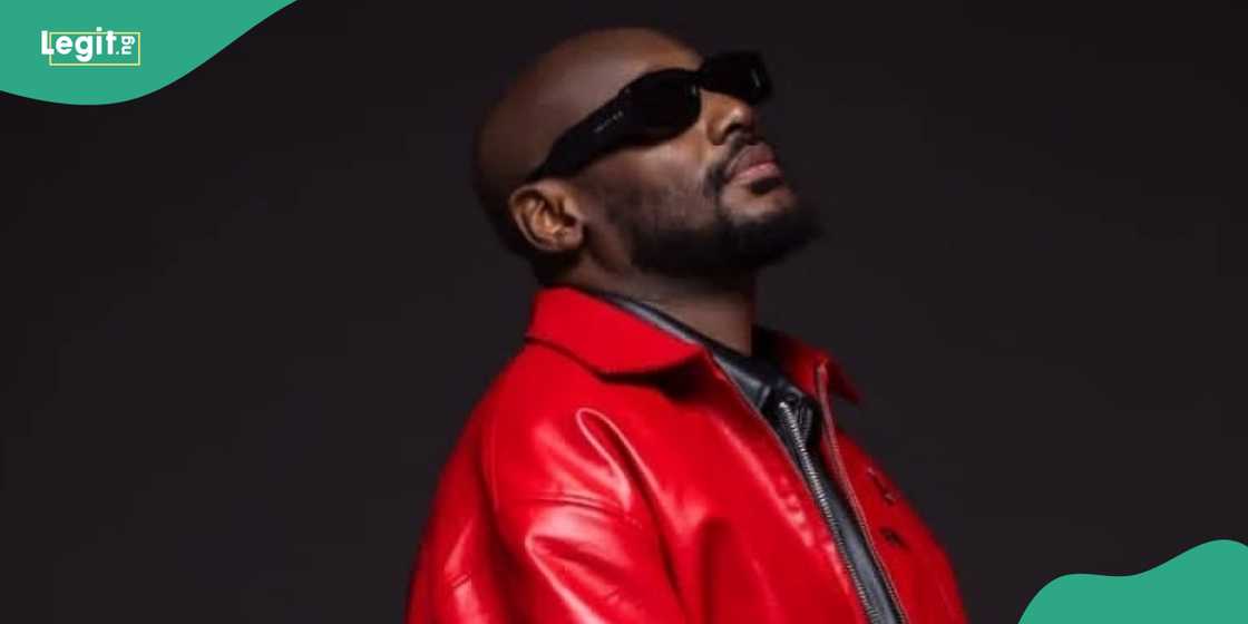 2Baba speaks with his fans during concert, sparks reactions. 2Baba speaks with his fans during concert, sparks reactions.