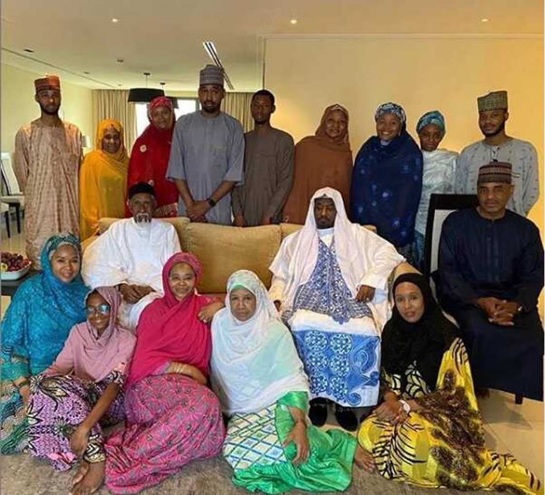 Hoton Sanusi da iyalansa bayan saukarsa daga mulki Hoton Sanusi da iyalansa bayan saukarsa daga mulki