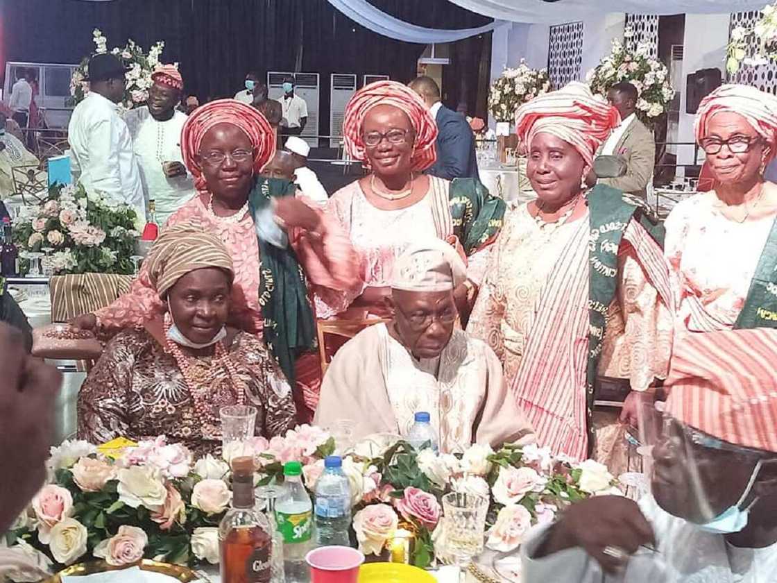 Hotunan bikin dan Obasanjo da bidiyon motar alfarmar da ya bai wa amaryarsa Hotunan bikin dan Obasanjo da bidiyon motar alfarmar da ya bai wa amaryarsa