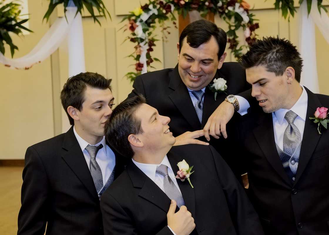 Freddie Freeman, his father and brothers, Andrew and Philip talk to each other
