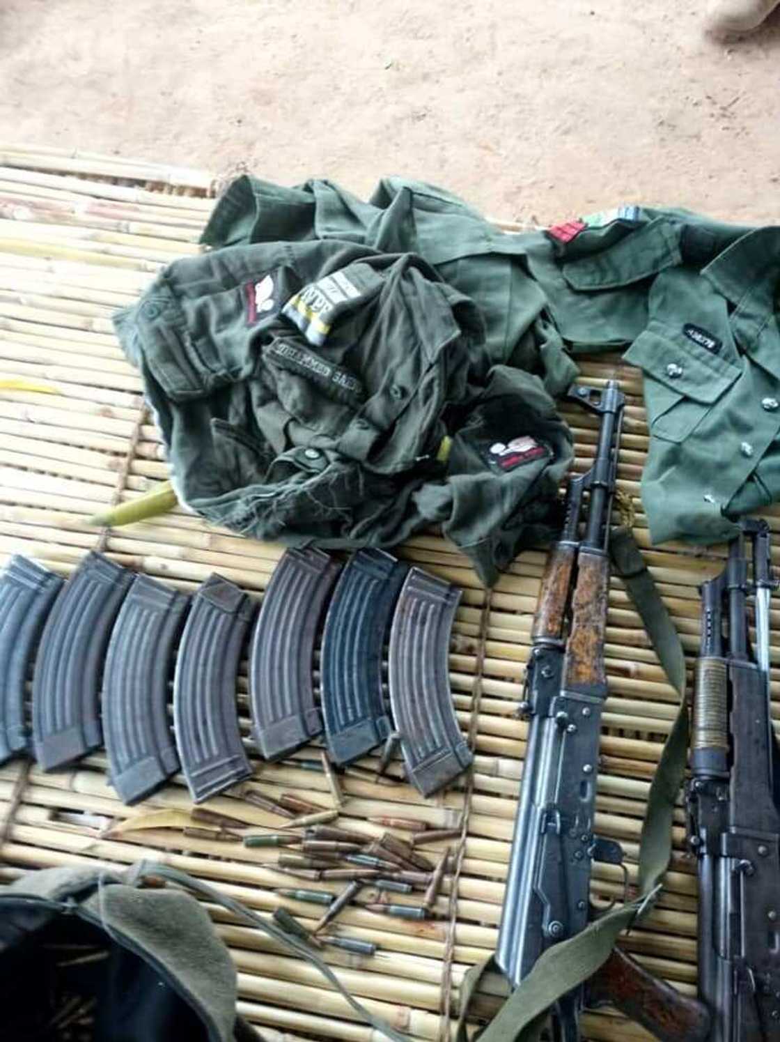 Sojoji sun kama 'yan bindiga 25, sun kwato makamai masu yawa Sojoji sun kama 'yan bindiga 25, sun kwato makamai masu yawa