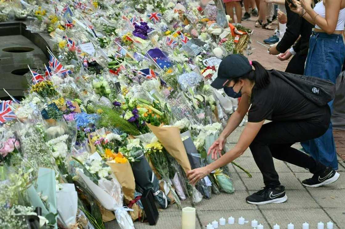 Crowds of Hong Kongers paid their respects to the late queen outside the British diplomatic mission in the city Crowds of Hong Kongers paid their respects to the late queen outside the British diplomatic mission in the city