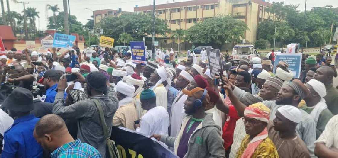 Musulmai a Legas sun durfafi majalisar dokokin jihar don zanga-zanga kan mukaman gwamnati Musulmai a Legas sun durfafi majalisar dokokin jihar don zanga-zanga kan mukaman gwamnati