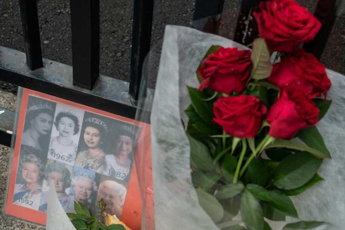 Some people left flowers at the gate of the British embassy in Tokyo Some people left flowers at the gate of the British embassy in Tokyo