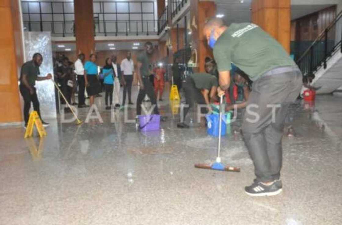 Abun takaici: Hotunan yadda ambaliyar ruwa ta mamaye majalisar kasa Abun takaici: Hotunan yadda ambaliyar ruwa ta mamaye majalisar kasa