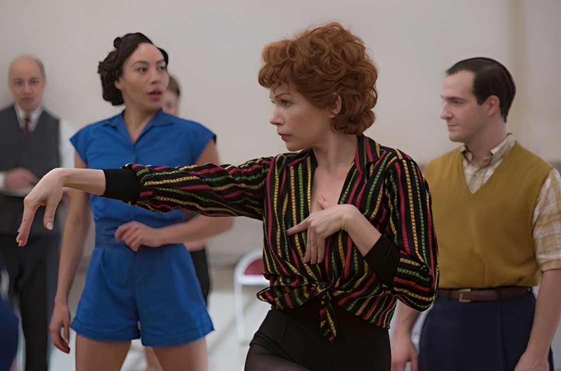 Michelle Williams dancing during a scene Michelle Williams dancing during a scene