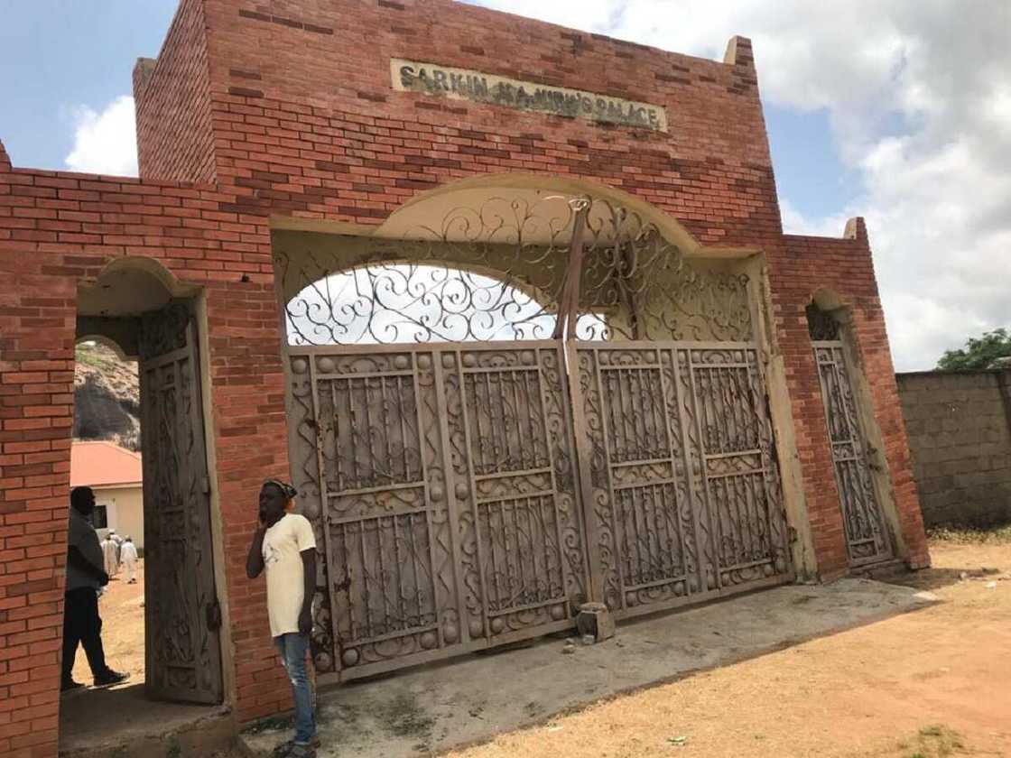 Sunaye: Gimbiya da 'yar shekara 1 daga cikin iyalin sarkin Kajuru dake hannun 'yan bindiga Sunaye: Gimbiya da 'yar shekara 1 daga cikin iyalin sarkin Kajuru dake hannun 'yan bindiga