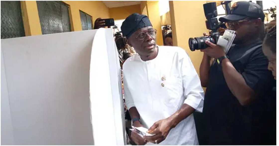 Sanwo-Olu casts his votes Sanwo-Olu casts his votes