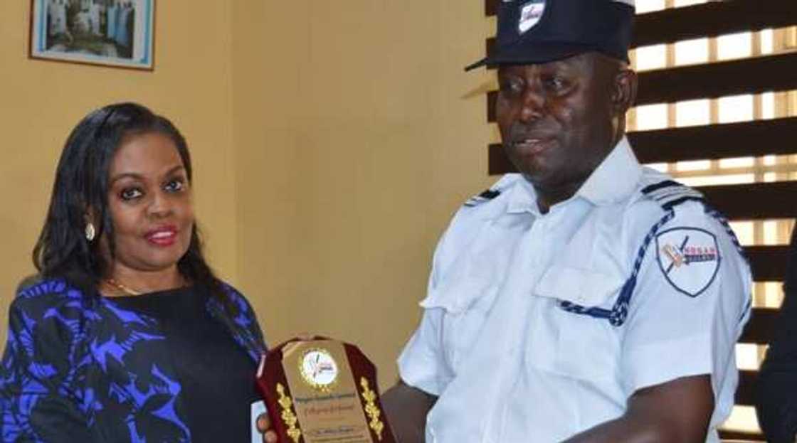 Security guard rewarded for returning N3.6m found inside banking hall Security guard rewarded for returning N3.6m found inside banking hall
