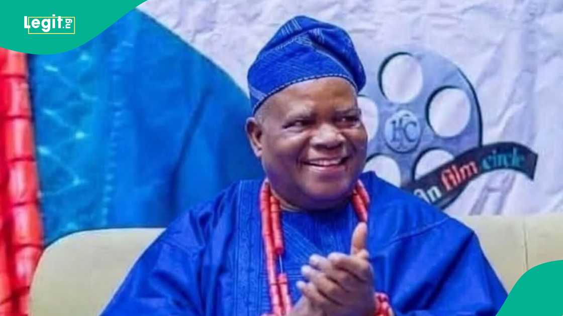 Kola Oyewo laid to rest amid tears, videos emerge Kola Oyewo laid to rest amid tears, videos emerge