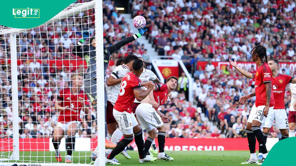 Altay Bayindir, Riccardo Calafiori, Manchester United, Arsenal, Old Trafford, Manchester, England, Premier League. Altay Bayindir, Riccardo Calafiori, Manchester United, Arsenal, Old Trafford, Manchester, England, Premier League.