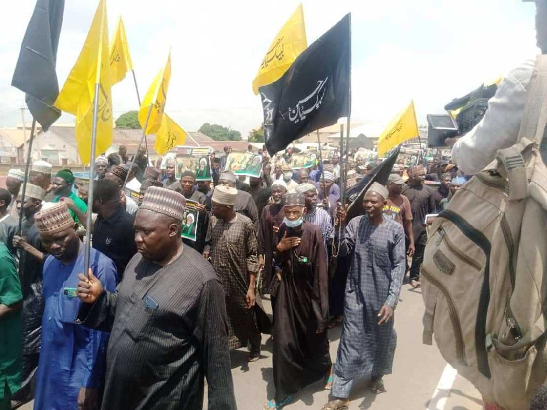 Kungiyar shi'a na zanga-zangar lumana a titunan Kaduna kan rashin adalci da ake nuna musu Kungiyar shi'a na zanga-zangar lumana a titunan Kaduna kan rashin adalci da ake nuna musu