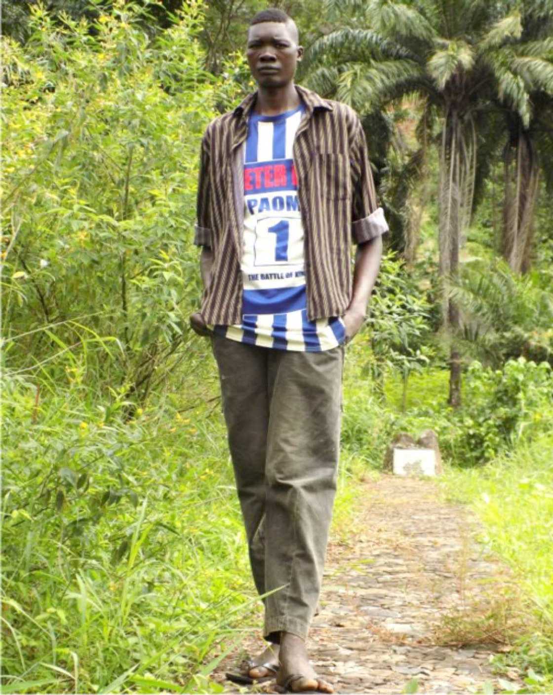 Ezra Suwanta Zako: Mutum mafi tsawo a jihar Kaduna (Hotuna) Ezra Suwanta Zako: Mutum mafi tsawo a jihar Kaduna (Hotuna)