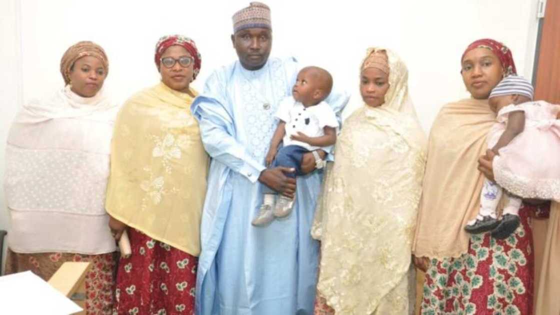 Hotunan dan majalisa Alhassan Ado-Doguwa da matansa 4 tare da 'ya'ya 27