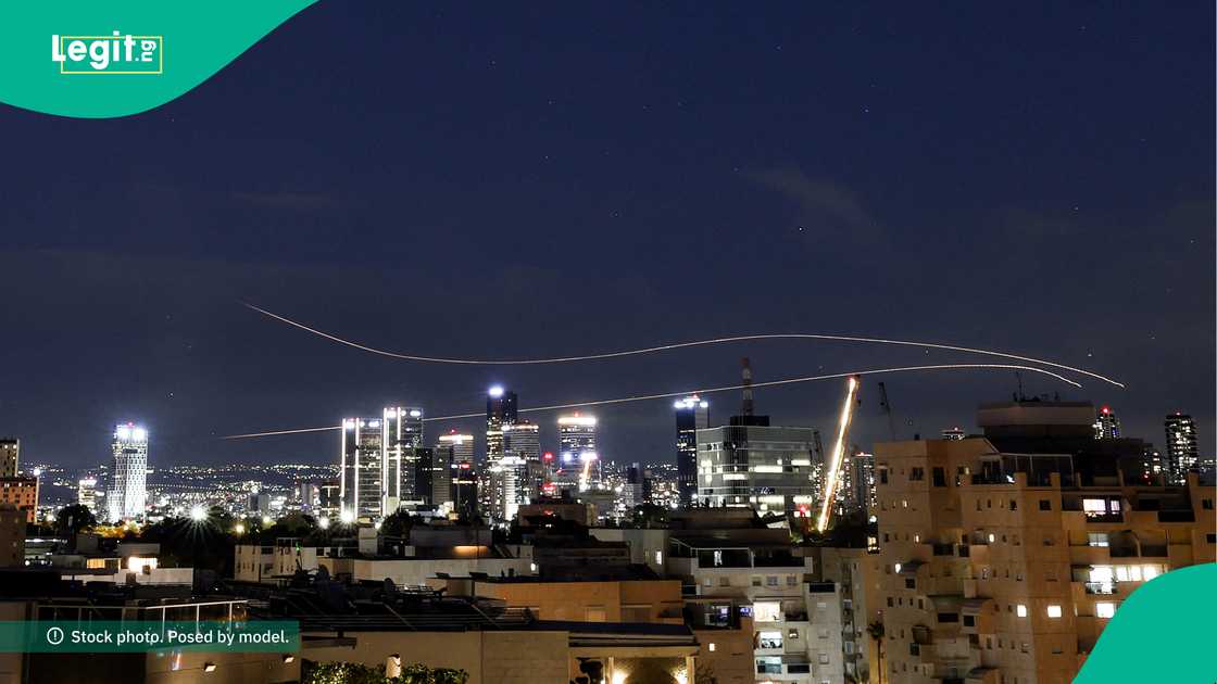 Makami mai linzami na Iran da ya keta garkuwar tsaron Isra'ila ya kashe wata mata a Tel Aviv. Makami mai linzami na Iran da ya keta garkuwar tsaron Isra'ila ya kashe wata mata a Tel Aviv.