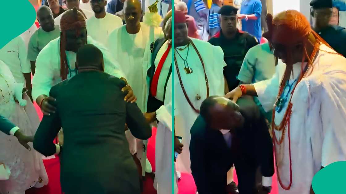 Ooni of ife exchanges greetings with his old friend. Ooni of ife exchanges greetings with his old friend.