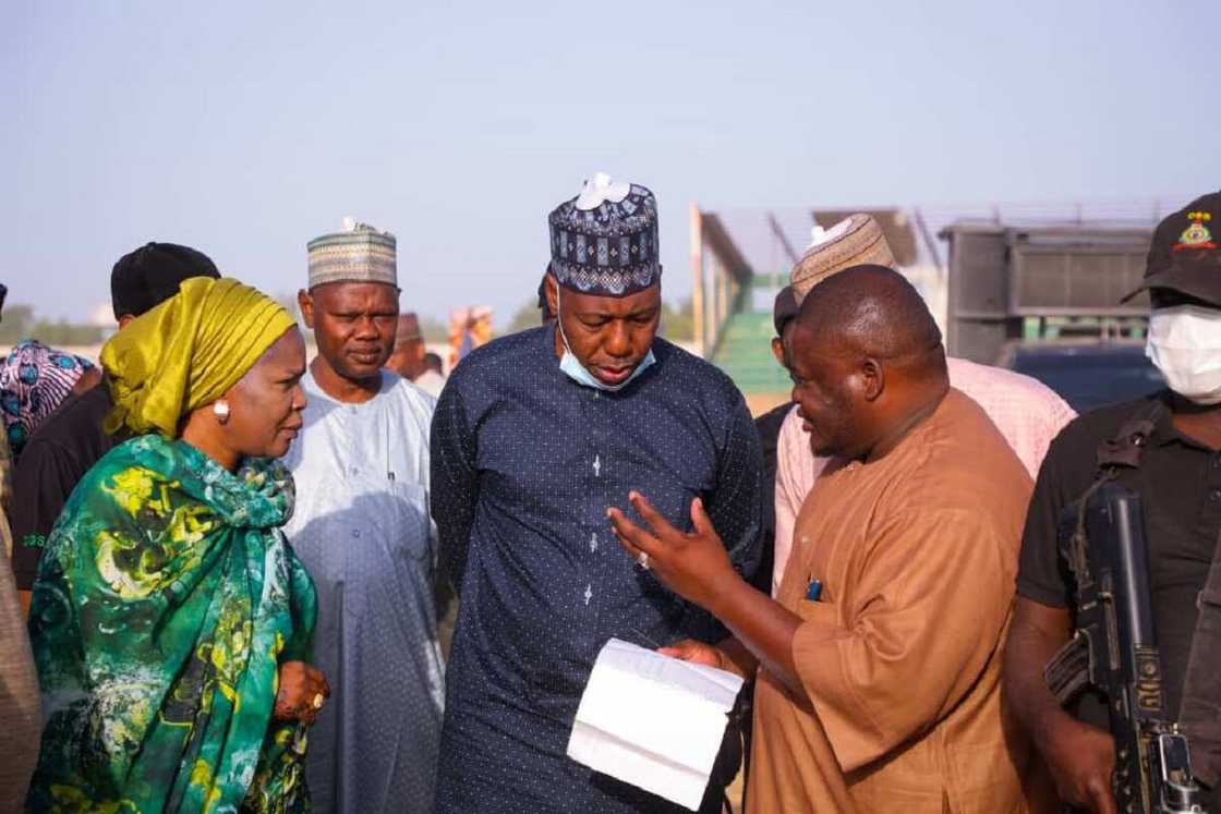 Hotunan Zulum yana gwangwaje 'yan gudun hijira da N200m da kayan abinci a Bama Hotunan Zulum yana gwangwaje 'yan gudun hijira da N200m da kayan abinci a Bama