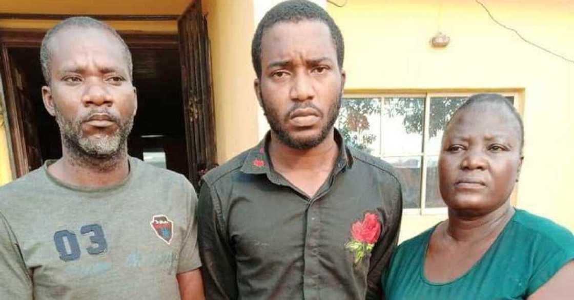 An garkame Fasto, Uwa da yaro kan kashe dalibi tare da cin namansa An garkame Fasto, Uwa da yaro kan kashe dalibi tare da cin namansa