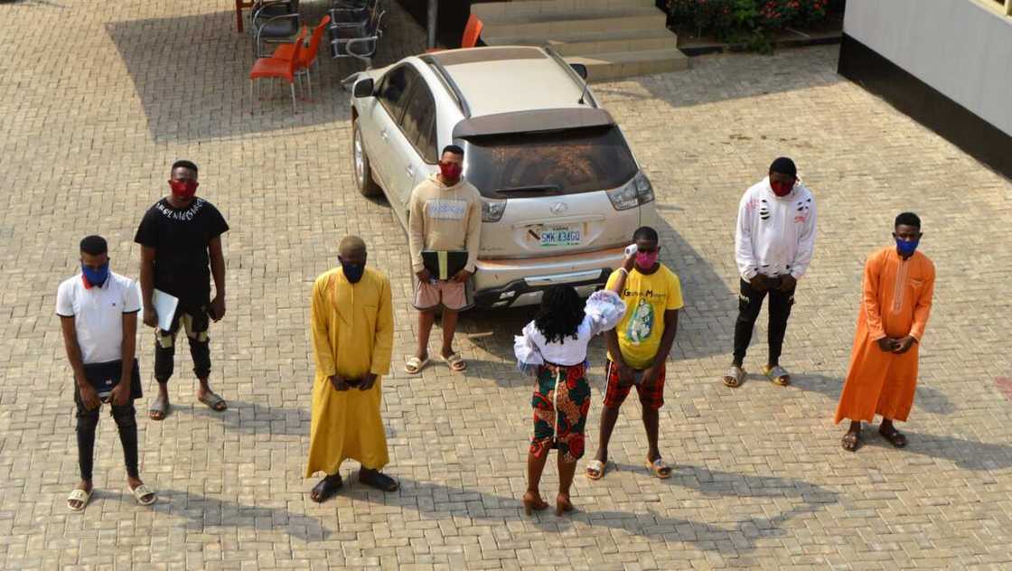 Tension in Osun as suspected "yahoo boys" block Osogbo-Ilesha road over alleged EFCC harassment